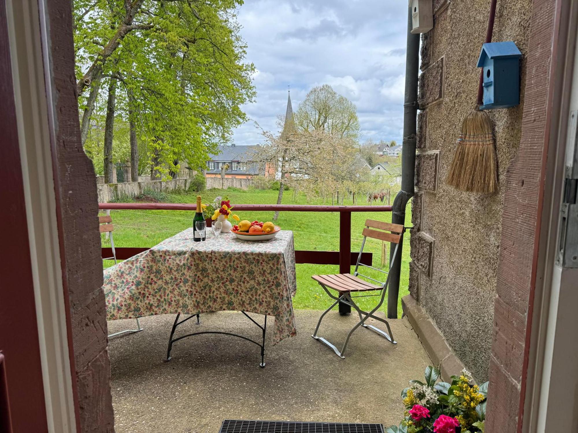 L' Extravagante Im Garten Von Schloss Schmidtheim Kültér fotó